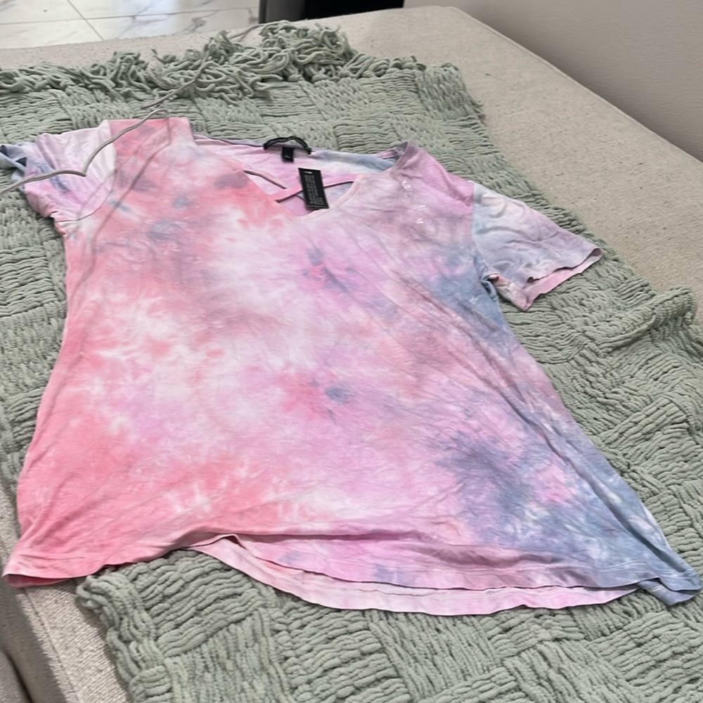 Derek heart tie dye pink/blue short sleeve top size L.